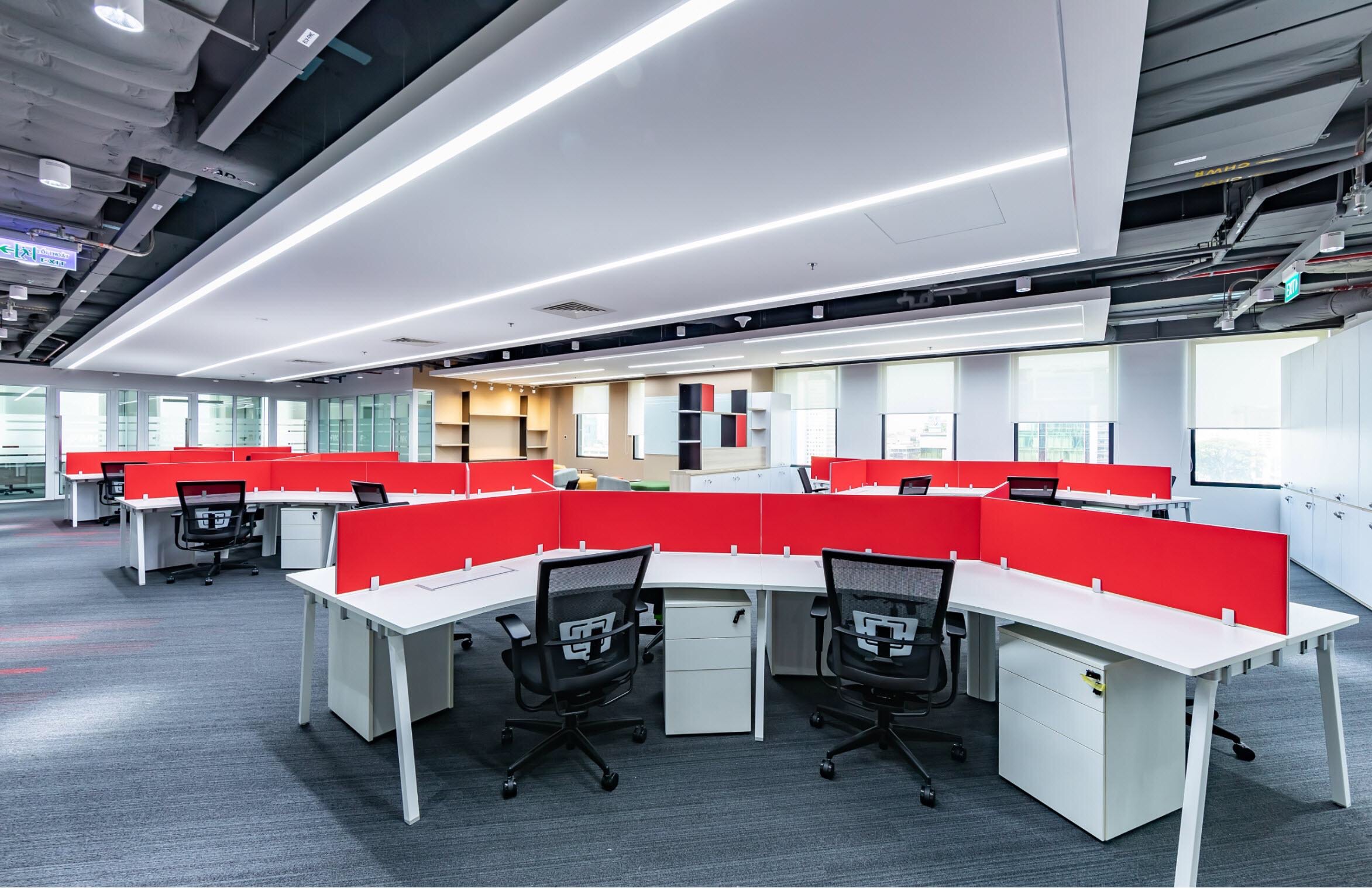 Artiv workstations in red panels with Presa office chairs