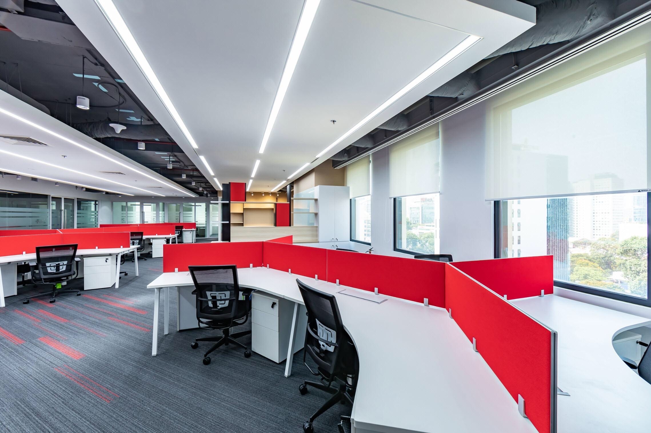 Artiv workstations in red panels with Presa office chairs