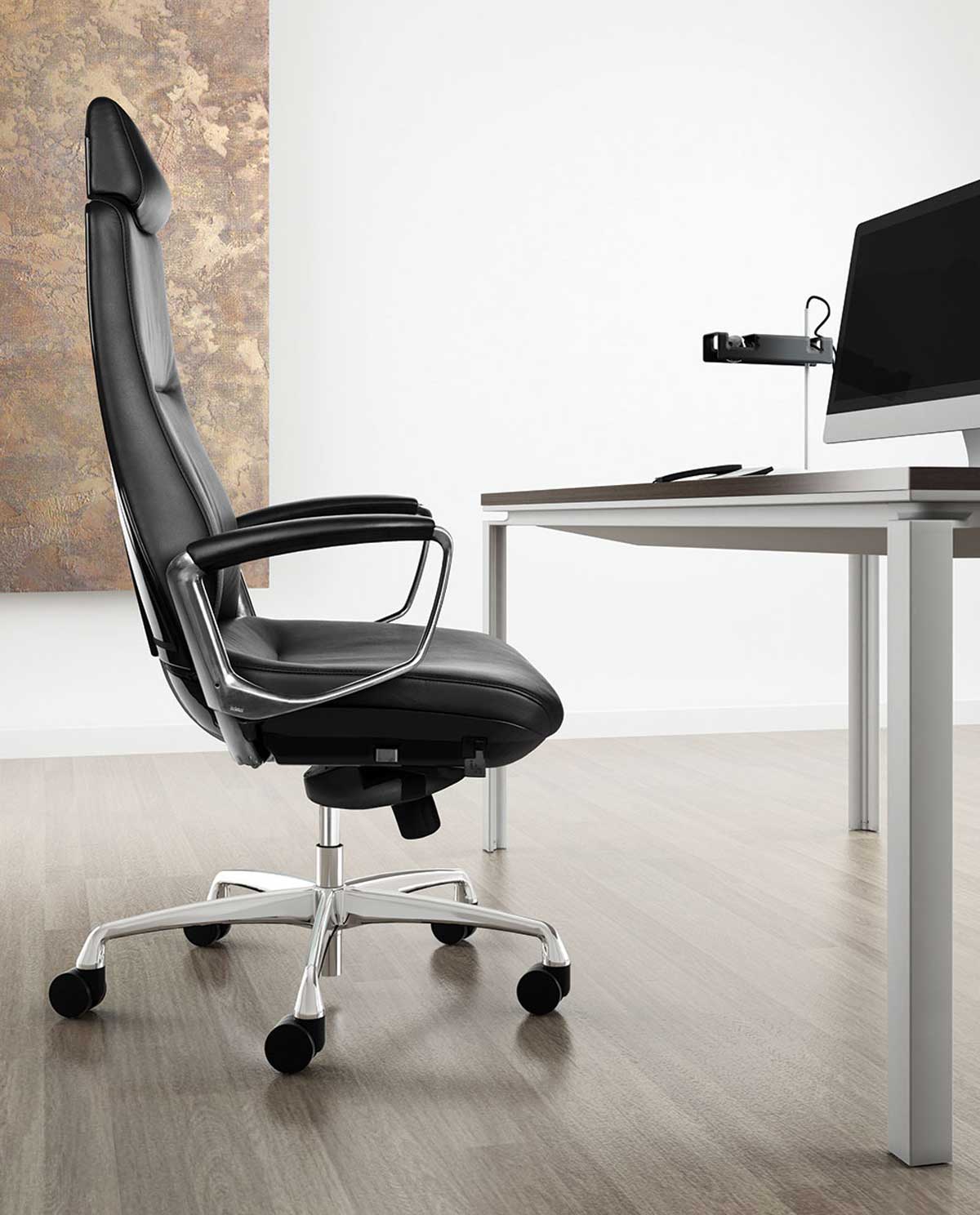 liven highback in leather with OSeries table