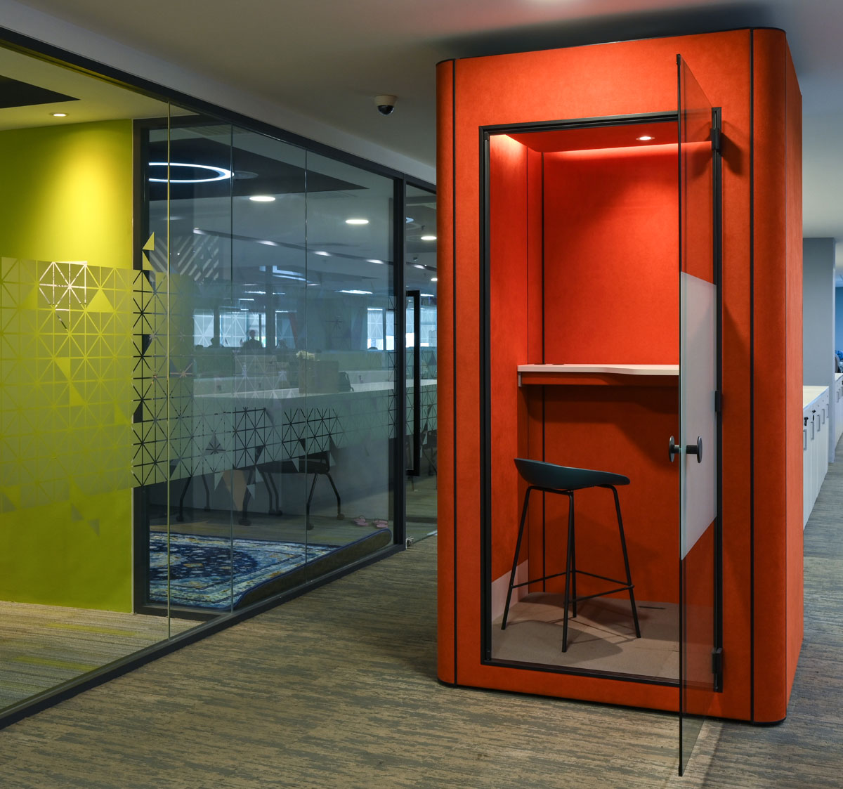 Office corridor with Decibel 43 Callpod in orange fabric